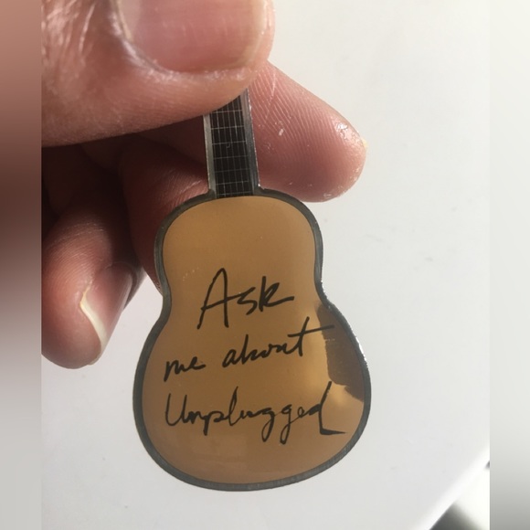 Guitar pin - Picture 3 of 3